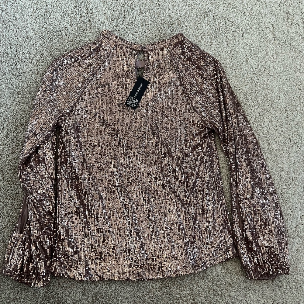 ⭐️ Firm Price ⭐️ Cable and gauge shimmery Medium top - Picture 7 of 9